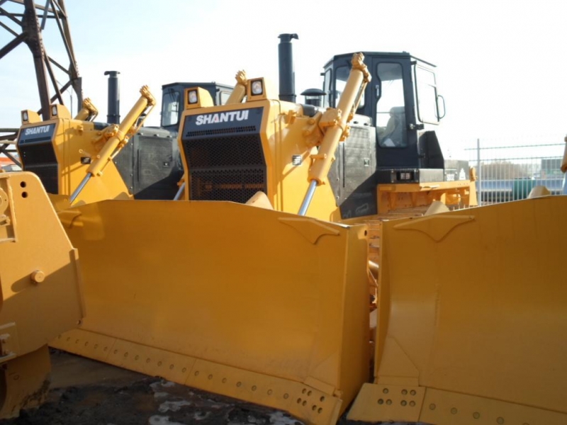 ��������� Shantui SD32 � ����������